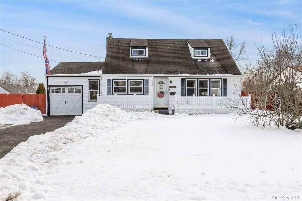 Photo of 10 Hickory Street, Central Islip, NY 11722 (MLS # 965554)