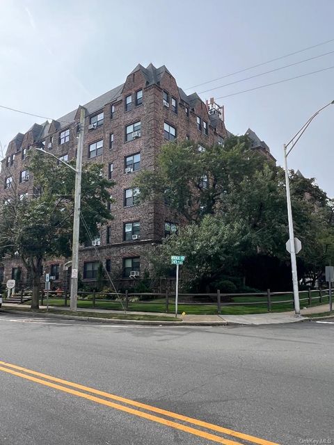 Photo of 141 Woodmere Blvd Blvd #3H, Woodmere, NY 11598 (MLS # 927546)