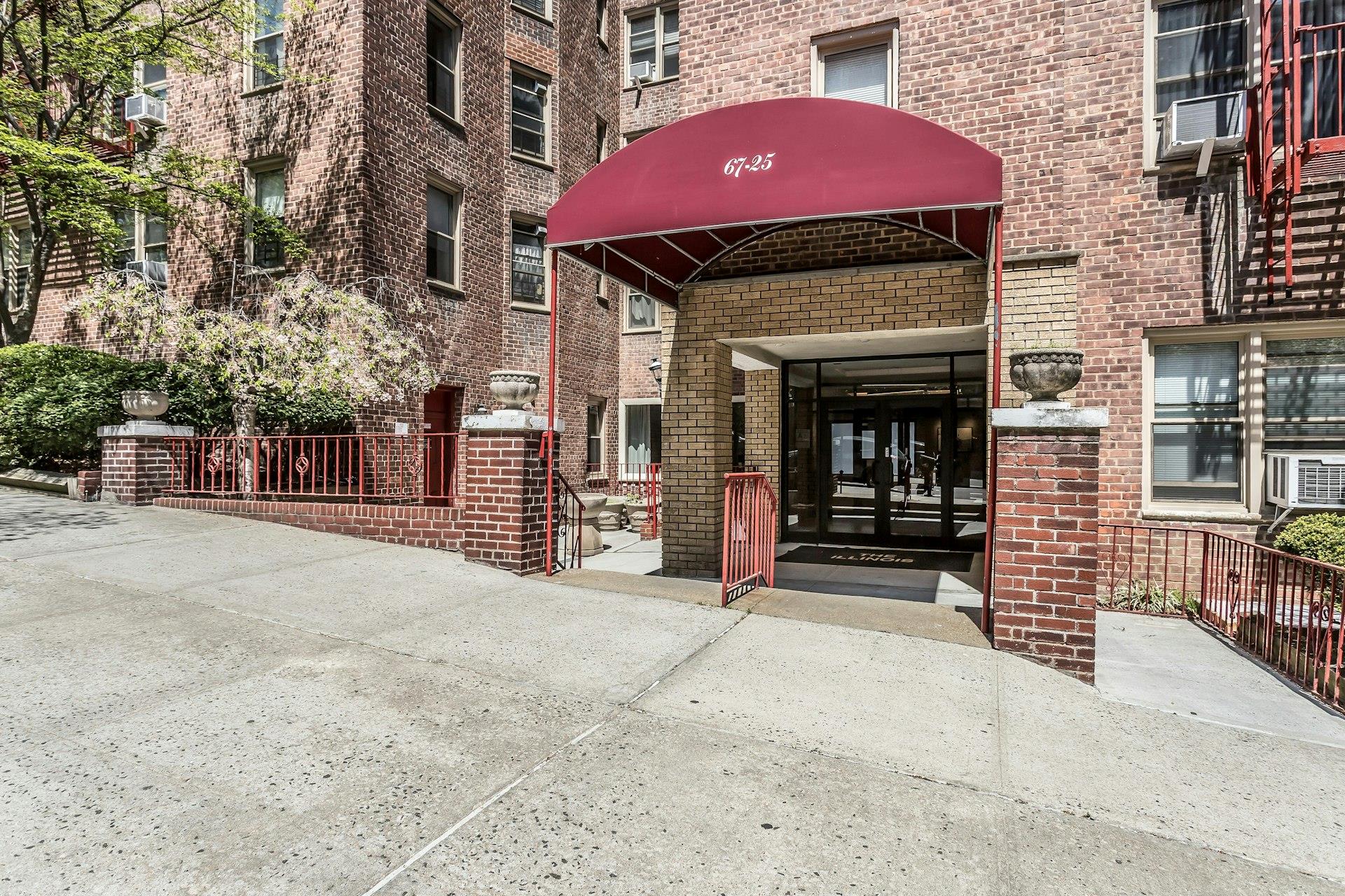 Property for Sale at Clyde Street 1G, Forest Hills, Queens, NY - Bedrooms: 2 
Bathrooms: 1 
Rooms: 5  - $335,000