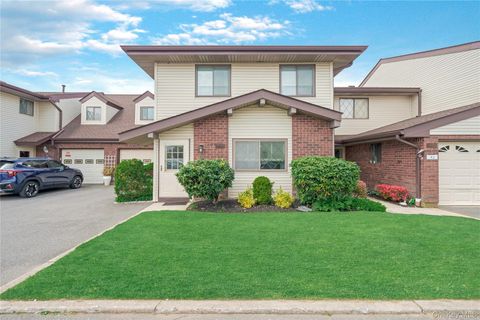 Condo For Sale - 41 Cambridge Drive<br/> Copiague, NY 11726
