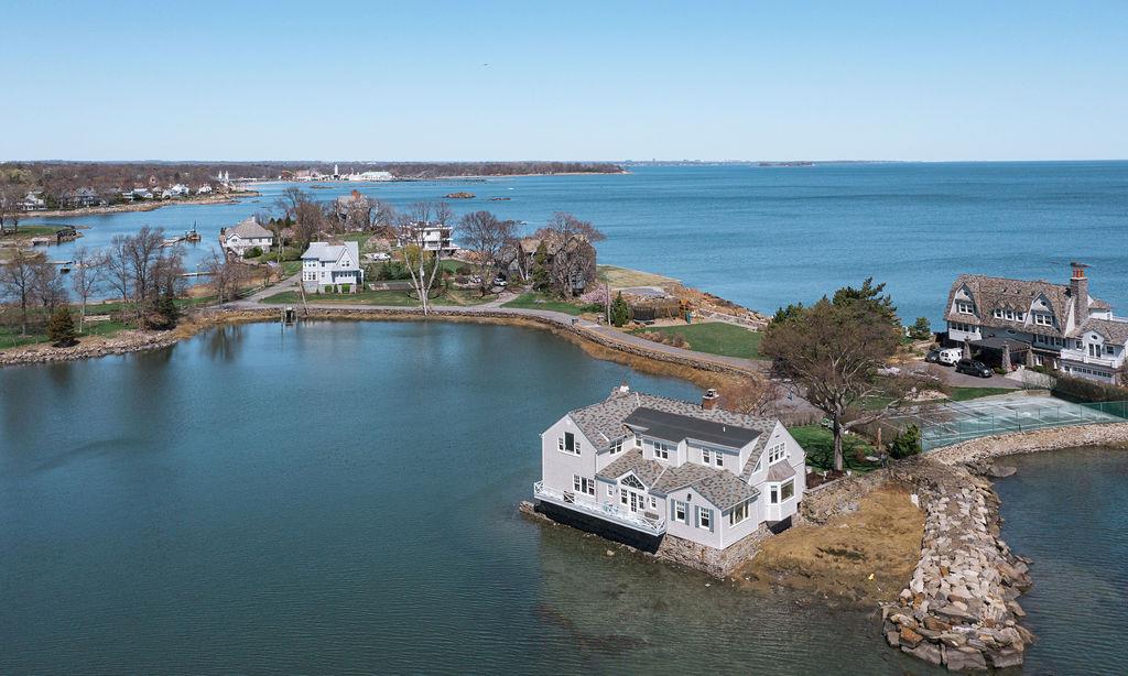Pine Island Road, Rye, New York - 7 Bedrooms  
4.5 Bathrooms  
9 Rooms - 