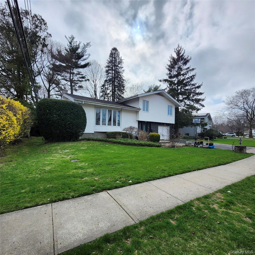 Photo of 43 Forest Drive, Jericho, NY 11753 (MLS # 980630)