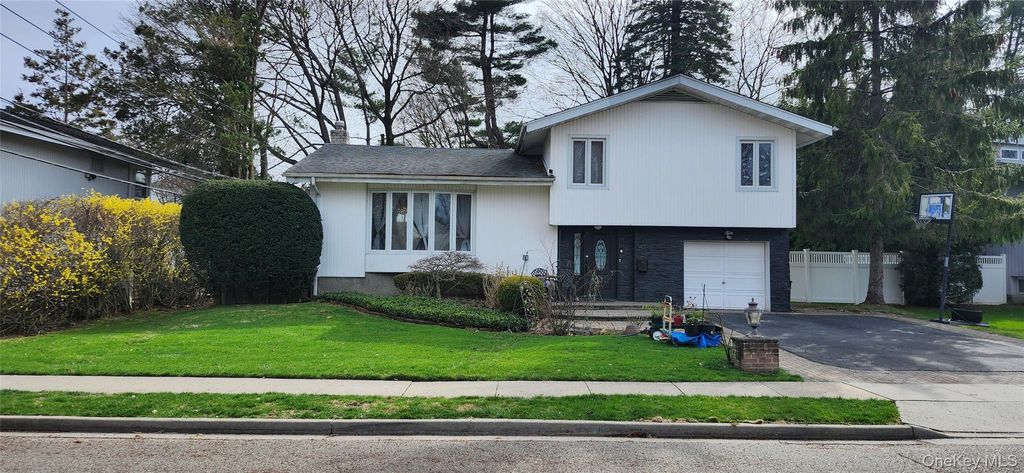 Photo of 43 Forest Drive, Jericho, NY 11753 (MLS # 980630)