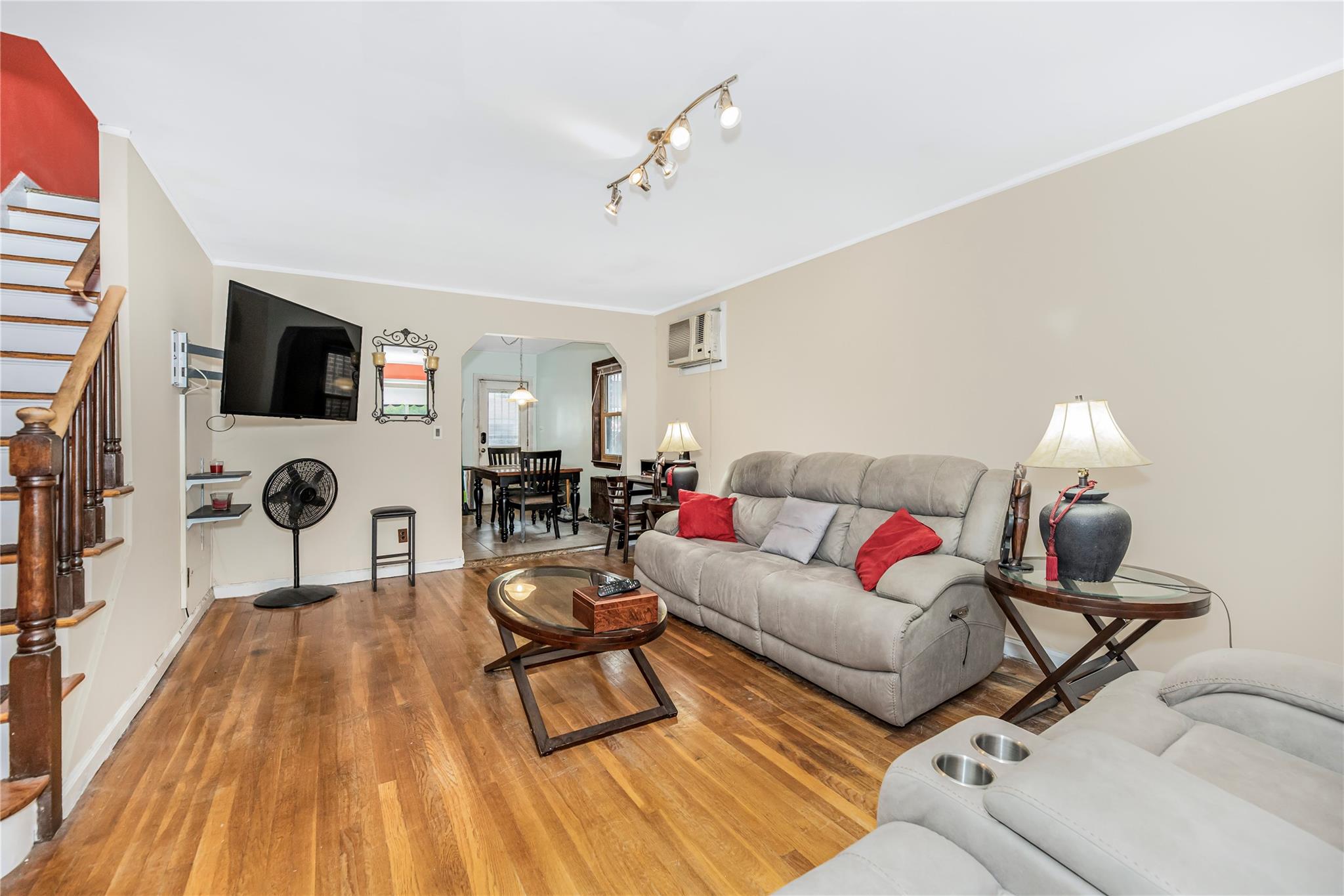 2733 Tenbroeck Avenue