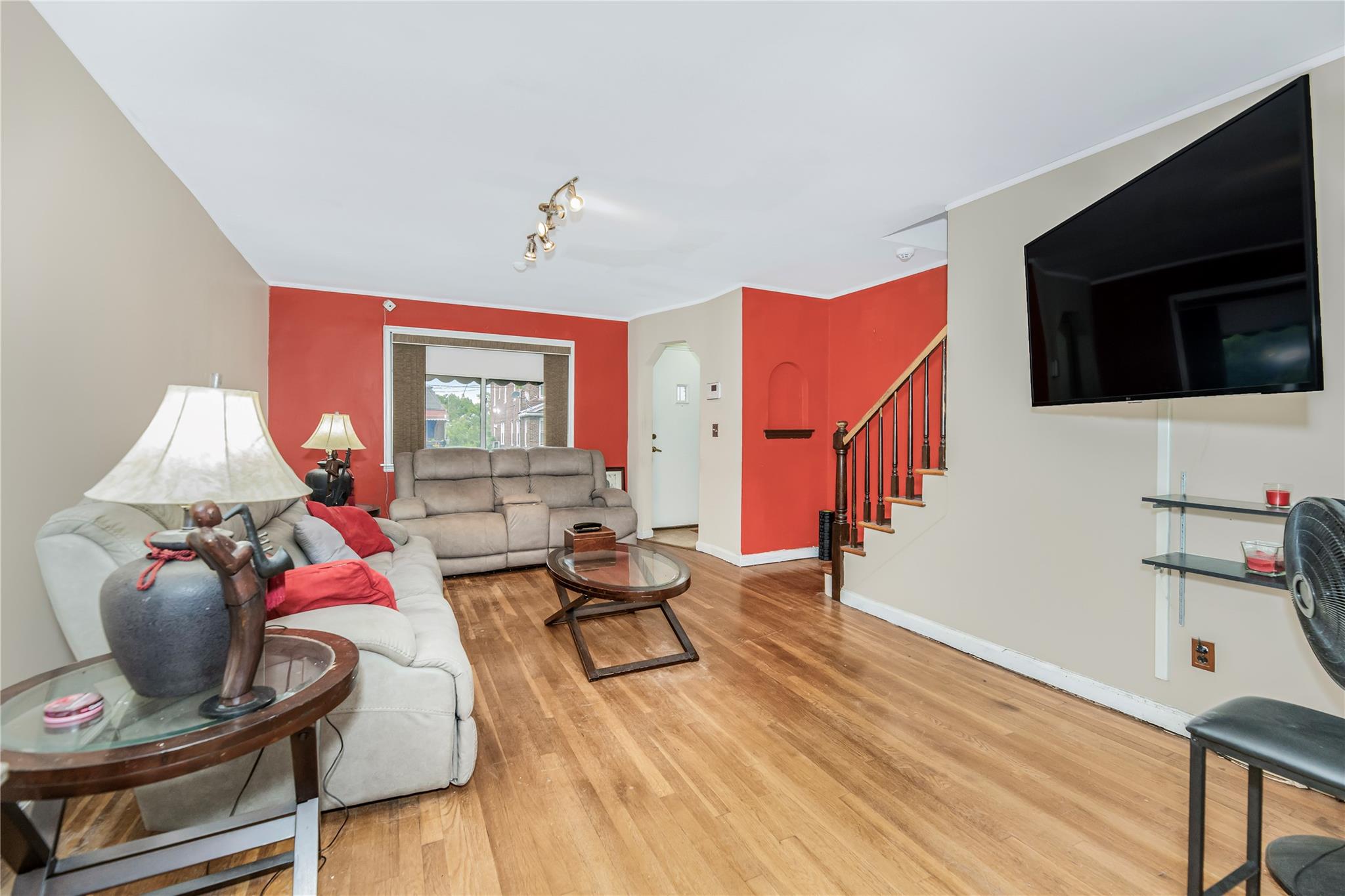 2733 Tenbroeck Avenue