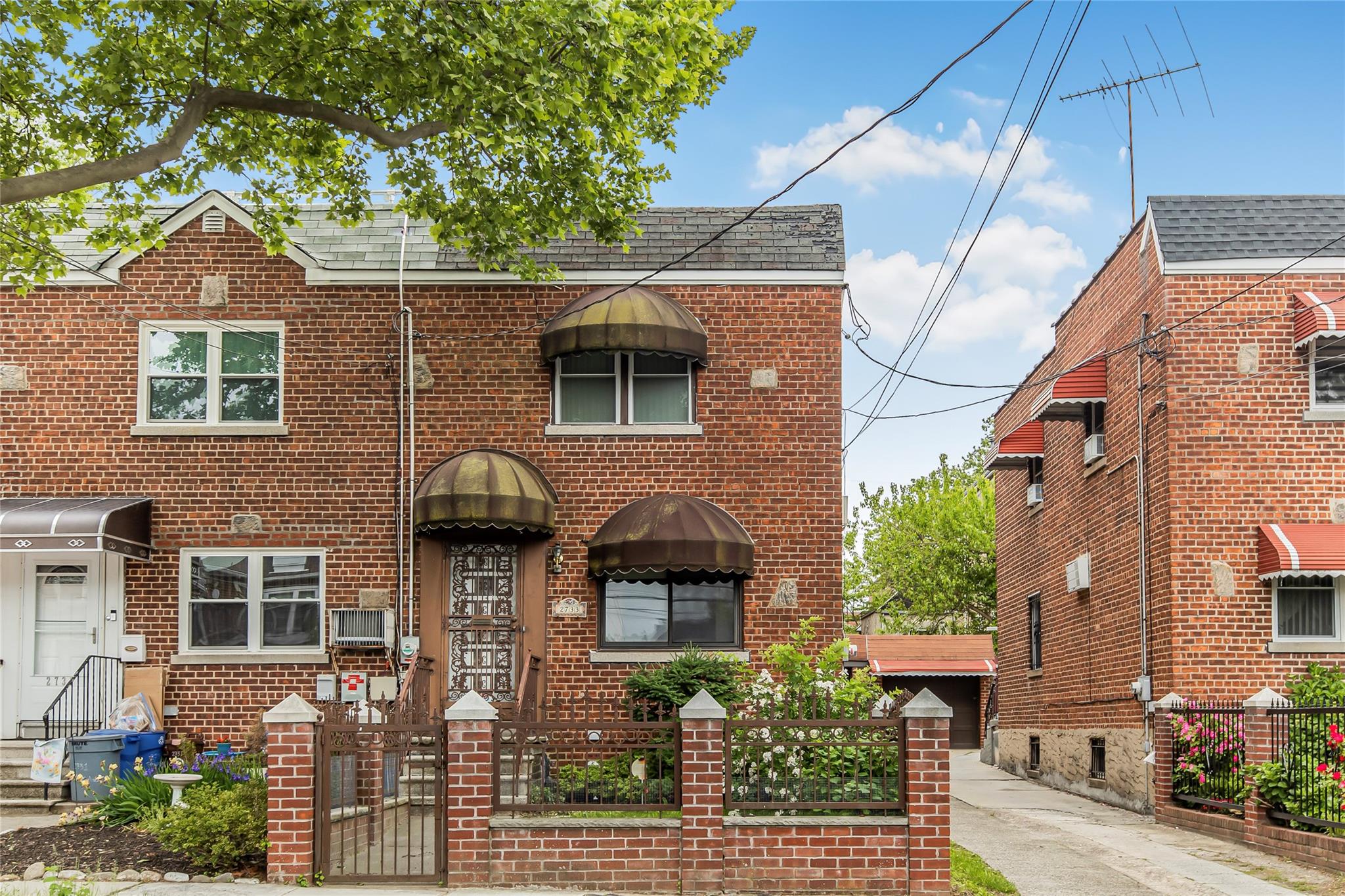Tenbroeck Avenue, Bronx, New York - 2 Bedrooms  
2 Bathrooms  
7 Rooms - 