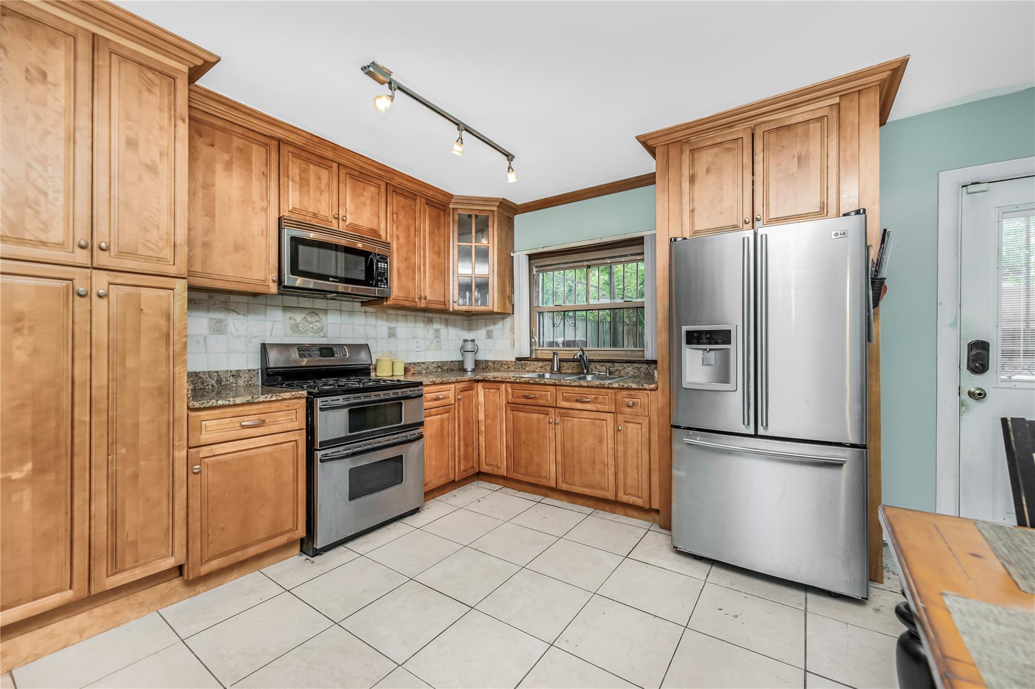 2733 Tenbroeck Avenue