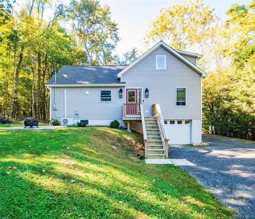 Photo of 7 Phillips Road, Poughkeepsie, NY 12603 (MLS # 922784)