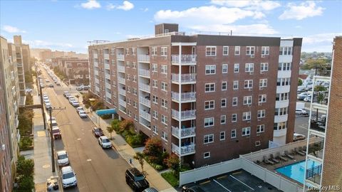 Photo of 711 Shore Road #2C, Long Beach, NY 11561 (MLS # 920458)