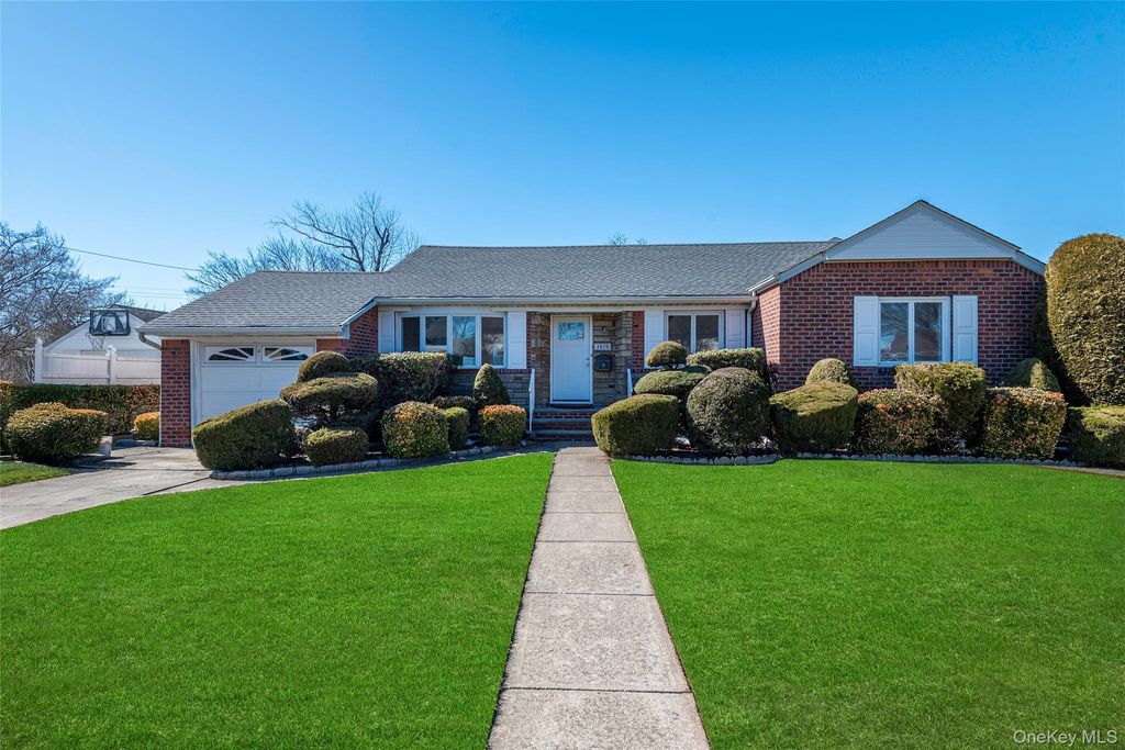 Photo of 1070 Maple Lane, New Hyde Park, NY 11040 (MLS # 966791)