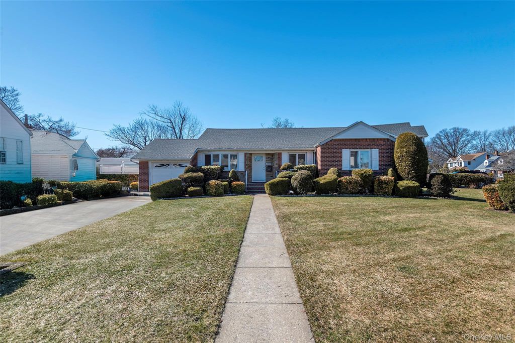 Photo of 1070 Maple Lane, New Hyde Park, NY 11040 (MLS # 966791)