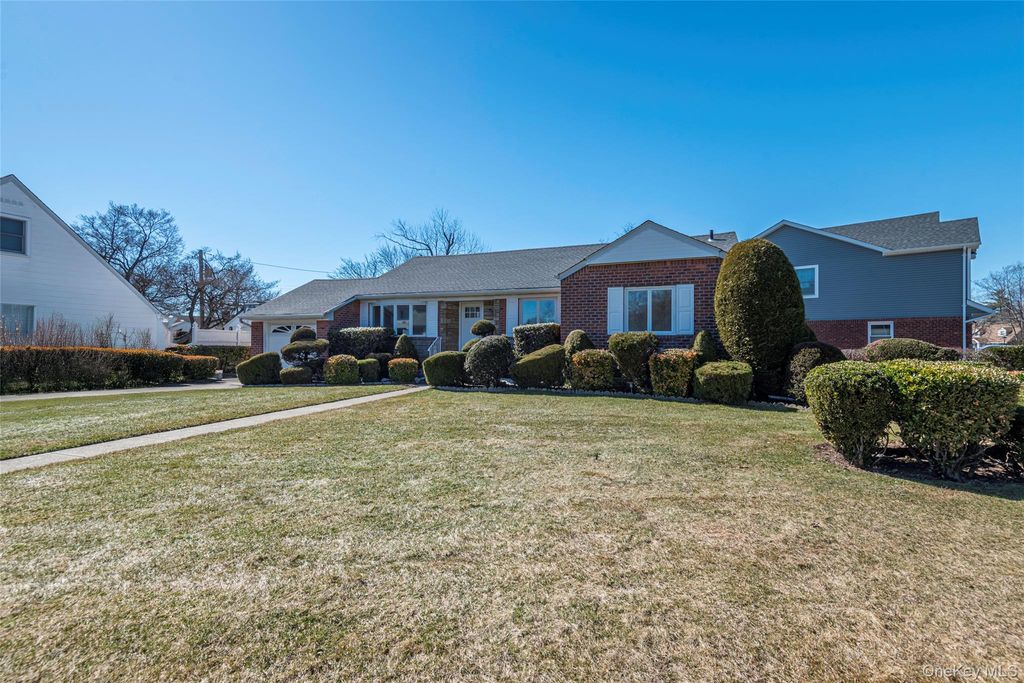 Photo of 1070 Maple Lane, New Hyde Park, NY 11040 (MLS # 966791)