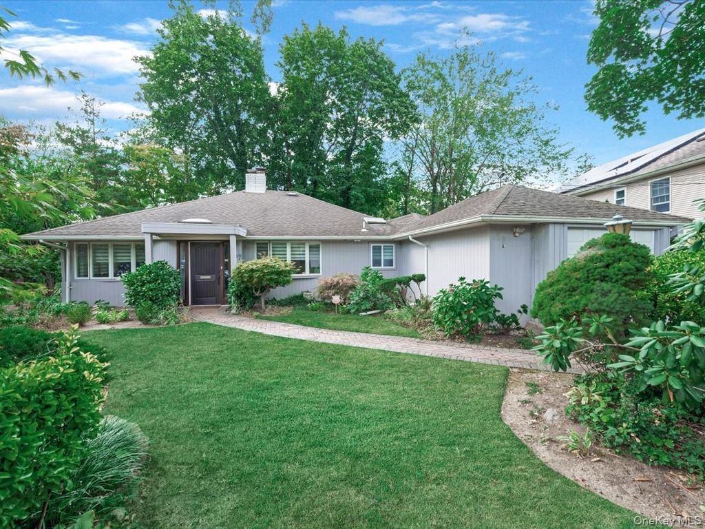Photo of 19 Ridge Drive E, Roslyn, NY 11576 (MLS # 914169)