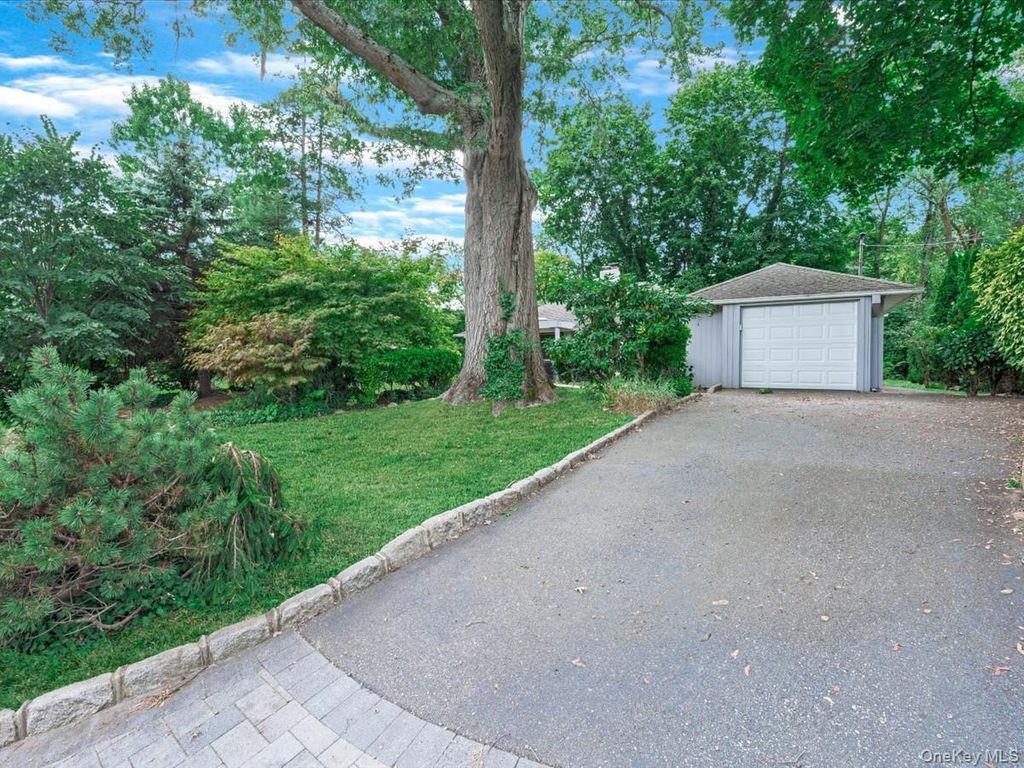 Photo of 19 Ridge Drive E, Roslyn, NY 11576 (MLS # 914169)