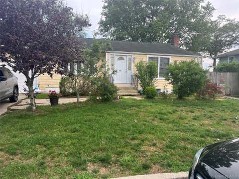 Homes For Sale - 152 New Jersey Avenue<br/> Bay Shore, NY 11706