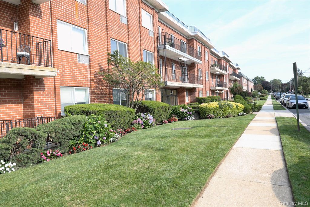 Photo of 85 S CENTRE AVE Ave #A20, Rockville Centre, NY 11570 (MLS # 954721)