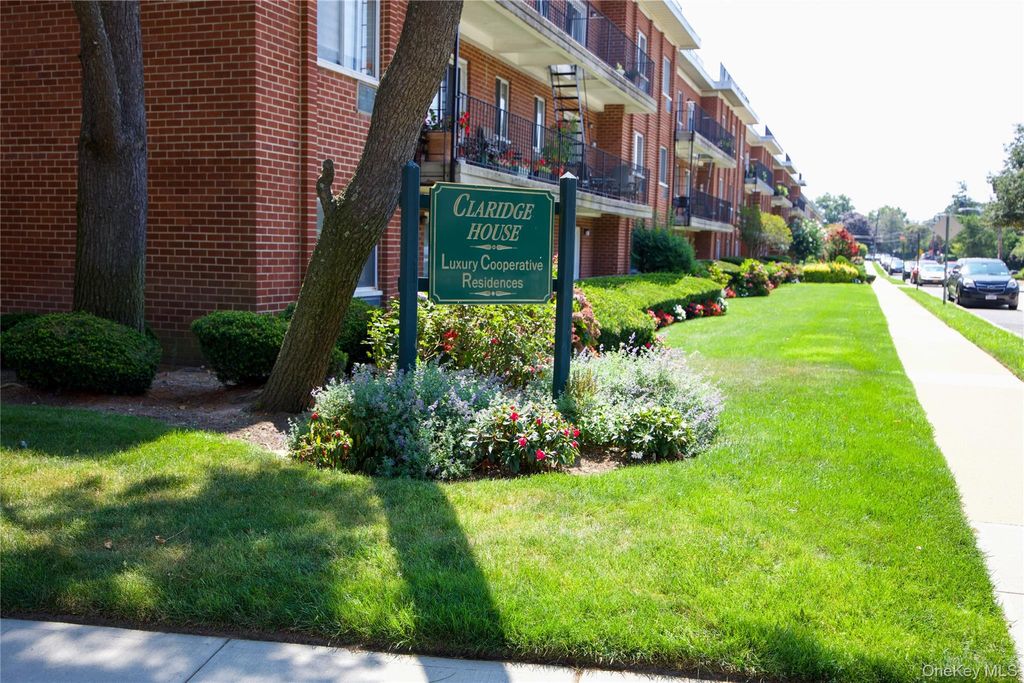 Photo of 85 S CENTRE AVE Ave #A20, Rockville Centre, NY 11570 (MLS # 954721)