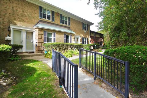 Photo of 6 Glen Hollow Drive #10A, Holtsville, NY 11742 (MLS # 916695) Photo of 6 Glen Hollow Drive #10A, Holtsville, NY 11742 (MLS # 916695)