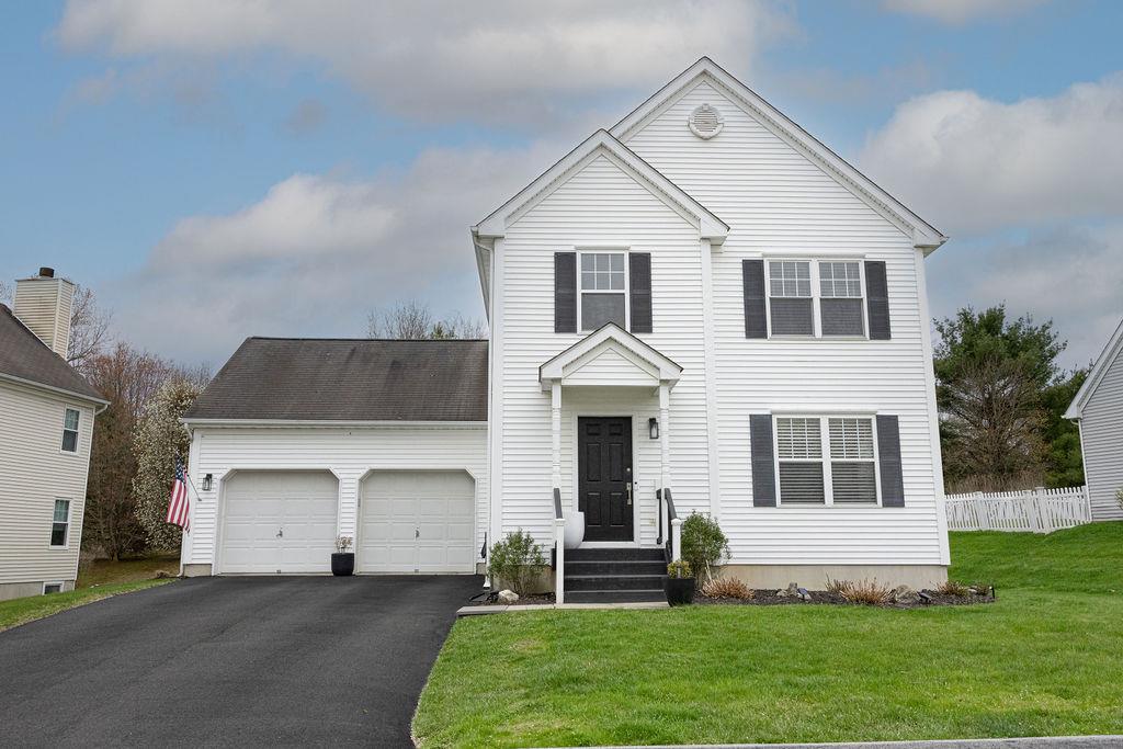 Mill Pond Lane, Poughquag, New York - 3 Bedrooms  
3 Bathrooms  
7 Rooms - 