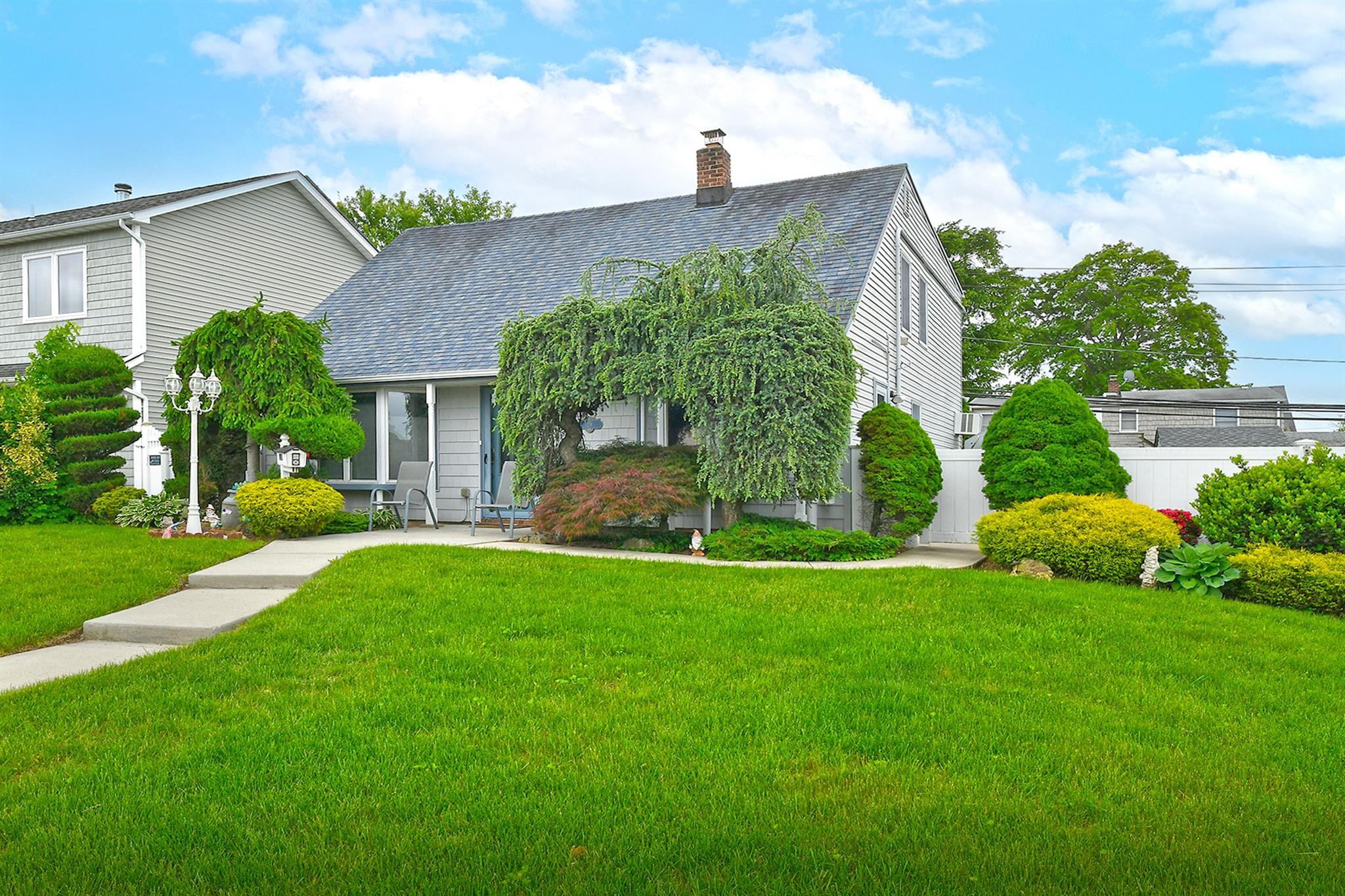 29 Castle Lane, Levittown, New York image 1