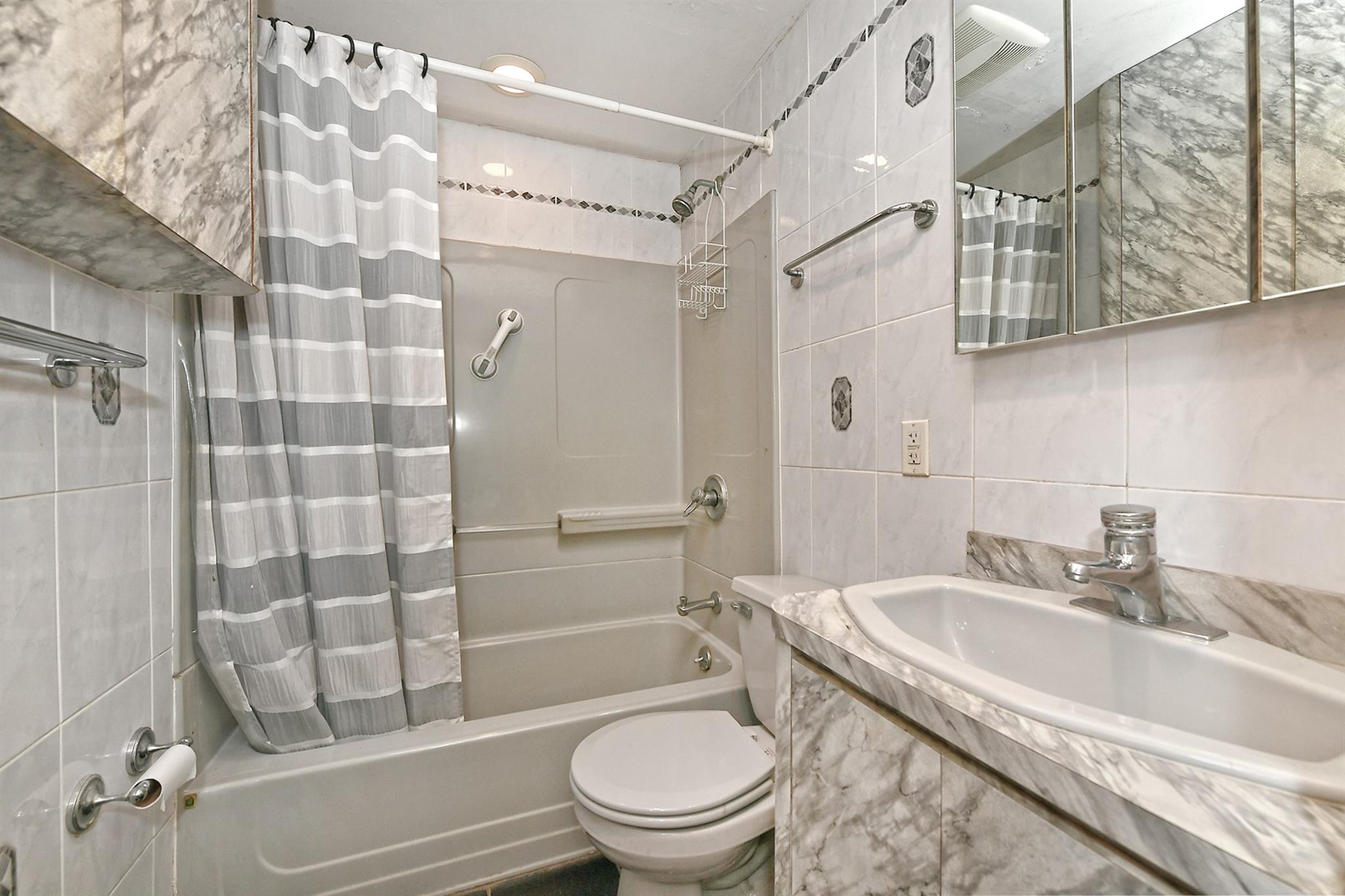 29 Castle Lane, Levittown, New York image 20