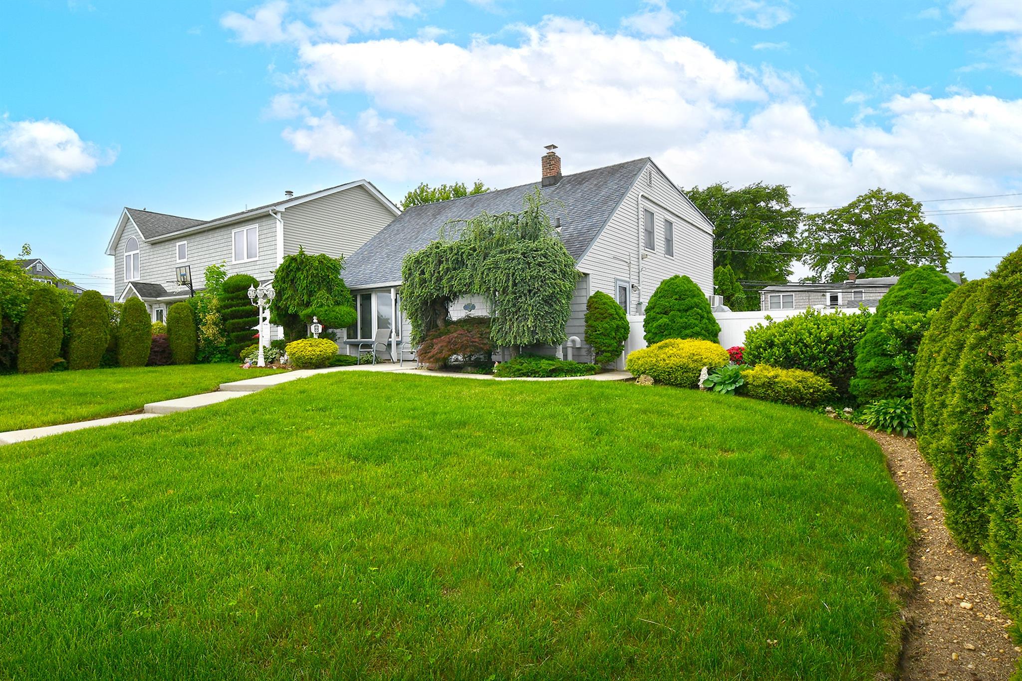 29 Castle Lane, Levittown, New York image 3