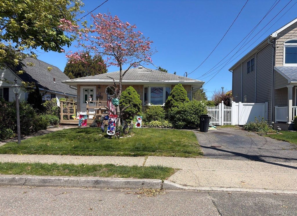 Photo of 15 E Jackson Avenue, Babylon, NY 11702 (MLS # 1000383)