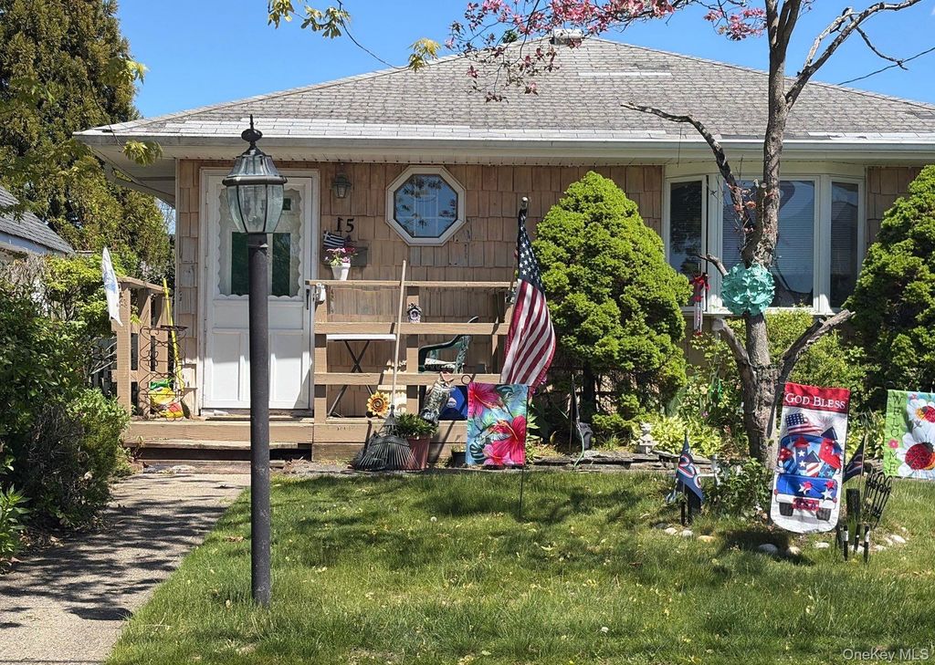 Photo of 15 E Jackson Avenue, Babylon, NY 11702 (MLS # 1000383)
