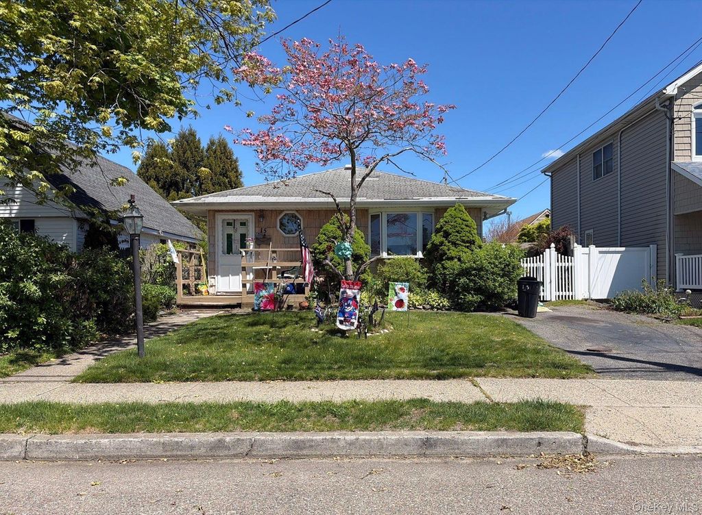 Photo of 15 E Jackson Avenue, Babylon, NY 11702 (MLS # 1000383)