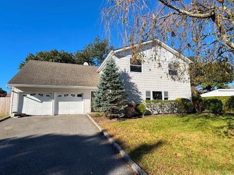 Photo of 42 Sundial Lane, Bellport, NY 11713 (MLS # 1064510)