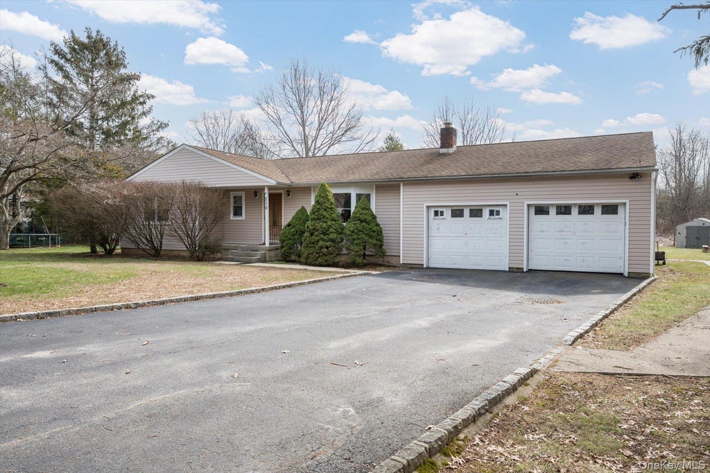 Photo of 270 Old Commack Road, Kings Park, NY 11754 (MLS # 1055060)