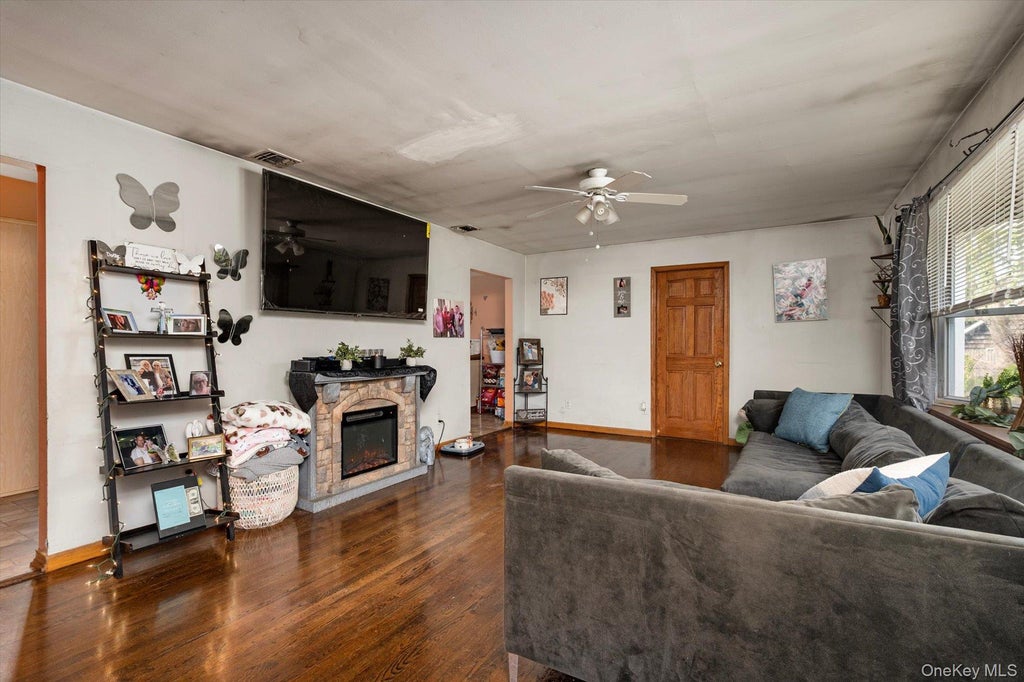Photo of 270 Old Commack Road, Kings Park, NY 11754 (MLS # 1055060)