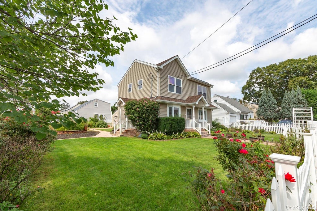 Photo of 305 S Strong Avenue, Copiague, NY 11726 (MLS # 1040630)