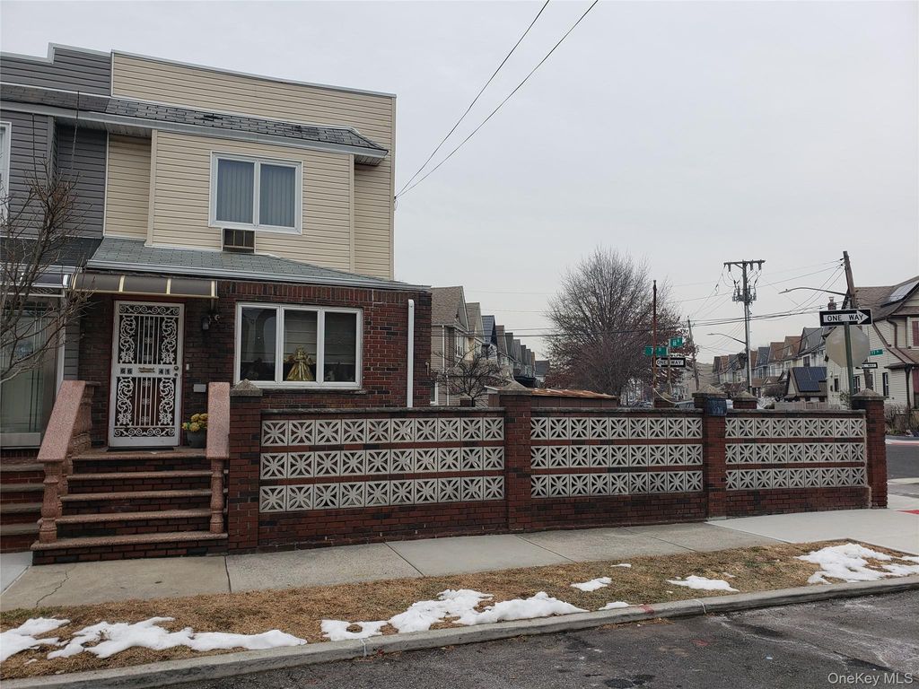 Photo of 66-41 Gray Street, Middle Village, NY 11379 (MLS # 949399)