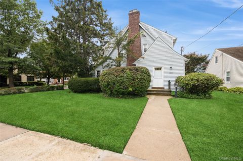 Photo of 132 Dartmouth Street, Rockville Centre, NY 11570 (MLS # 910818)