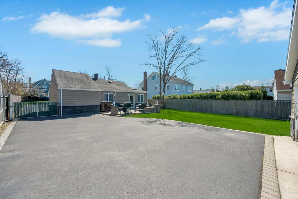 61 Maple Street, Islip, Florida image 10