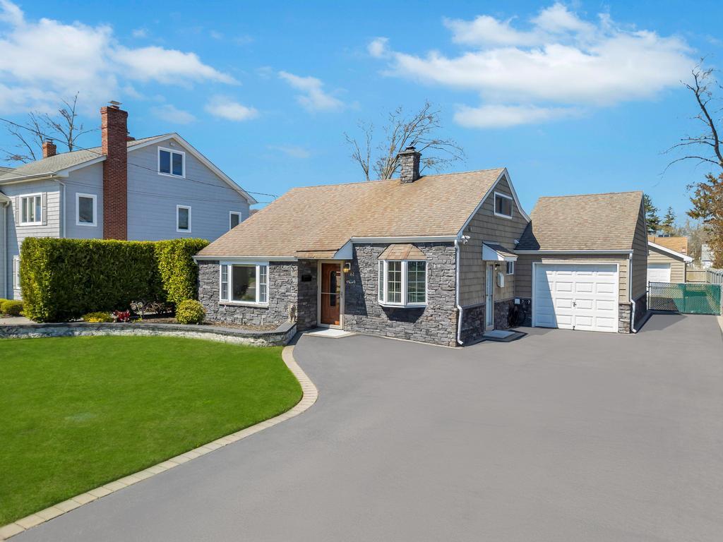 61 Maple Street, Islip, Florida image 1