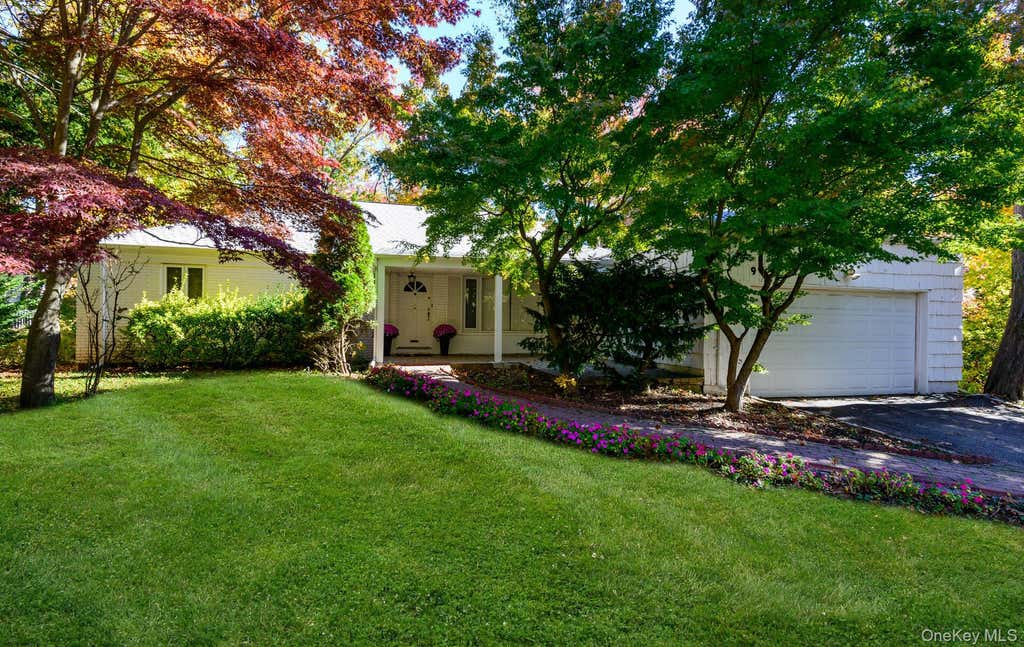 Photo of 9 Wimbleton Lane, Great Neck, NY 11023 (MLS # 1038963)