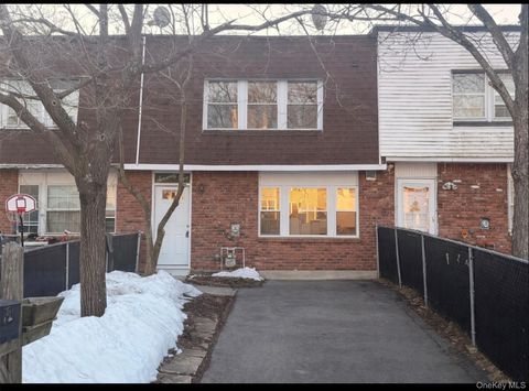 Photo of 72 Greenway Terrace, Middletown, NY 10941 (MLS # 966608)