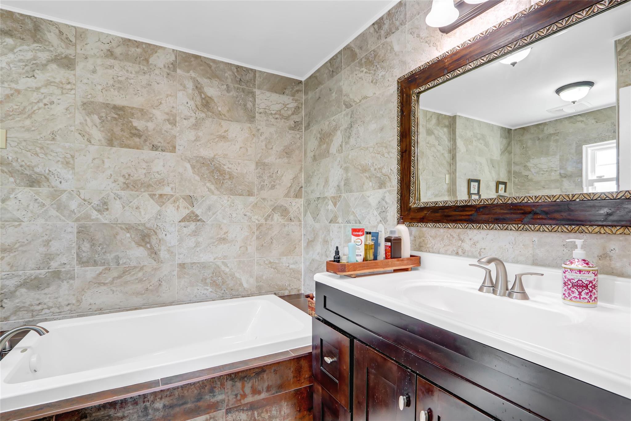 5 Bridle Path, Roslyn, New York image 18