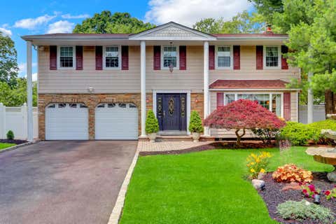 Homes For Sale - 140 Wedgewood Drive<br/> Suffolk County, Hauppauge, NY 11788