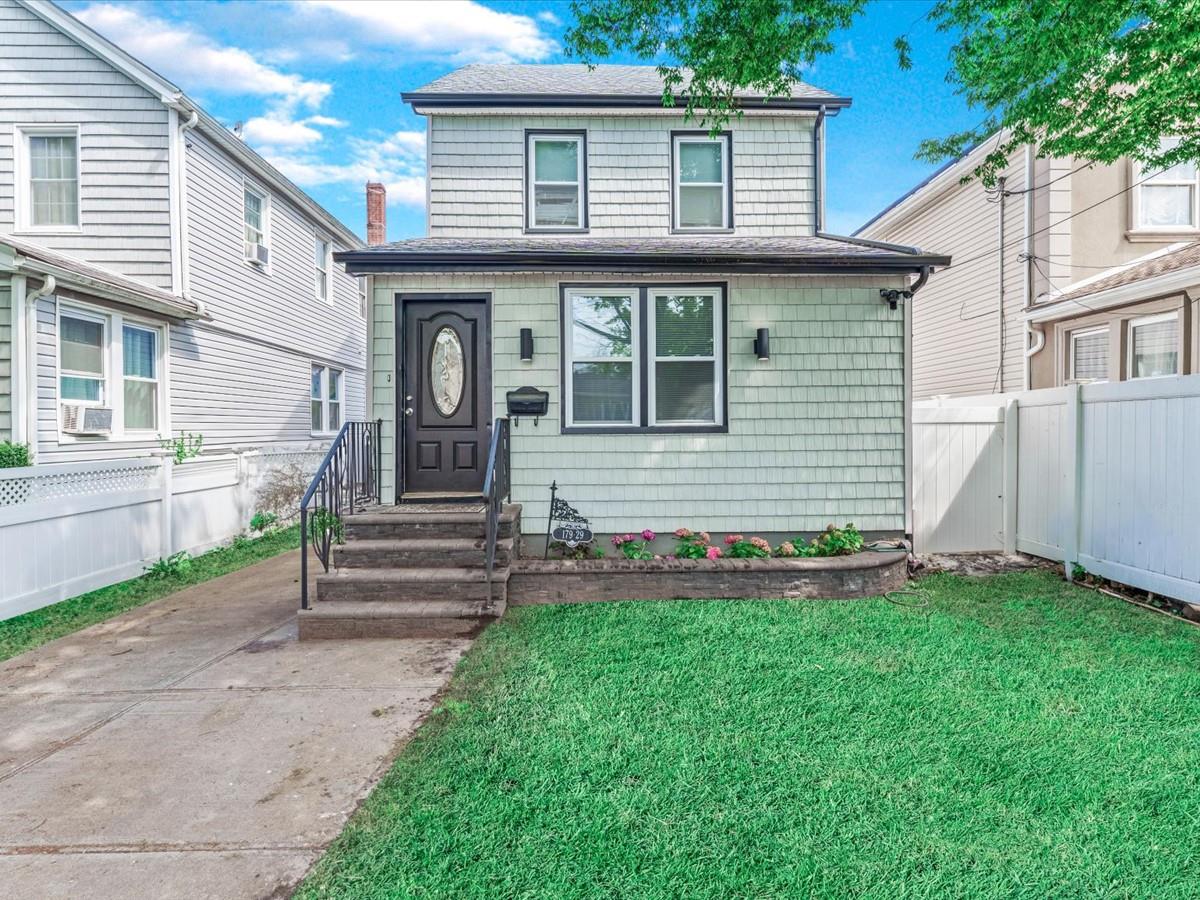 142nd Avenue, Jamaica, Queens, NY - 4 Bedrooms  
4 Bathrooms  
10 Rooms - 