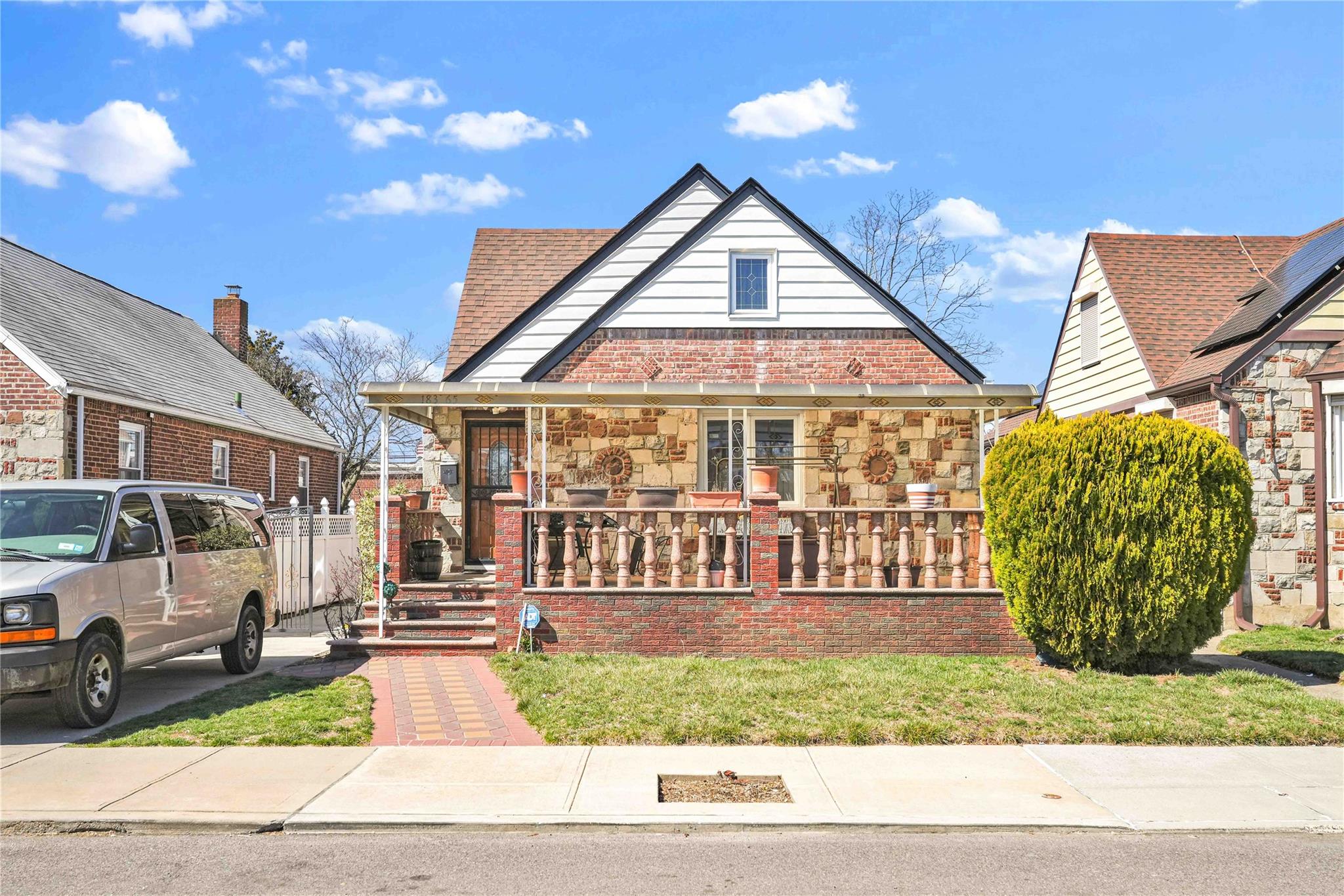 Property for Sale at Elmira Avenue, Saint Albans, Queens, NY - Bedrooms: 4 
Bathrooms: 1 
Rooms: 5  - $728,000