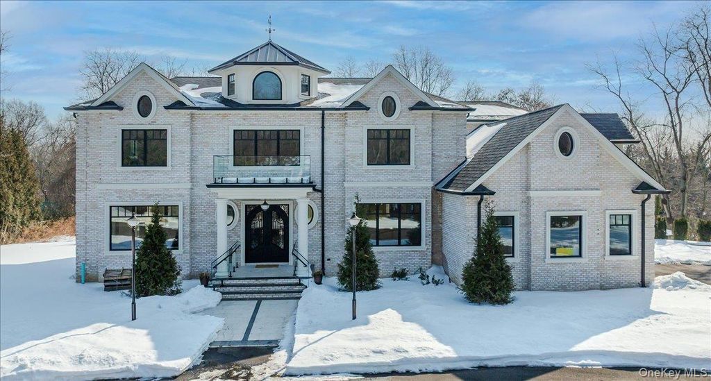 Photo of 26 Saint Andrews Court, Old Westbury, NY 11568 (MLS # 953465)