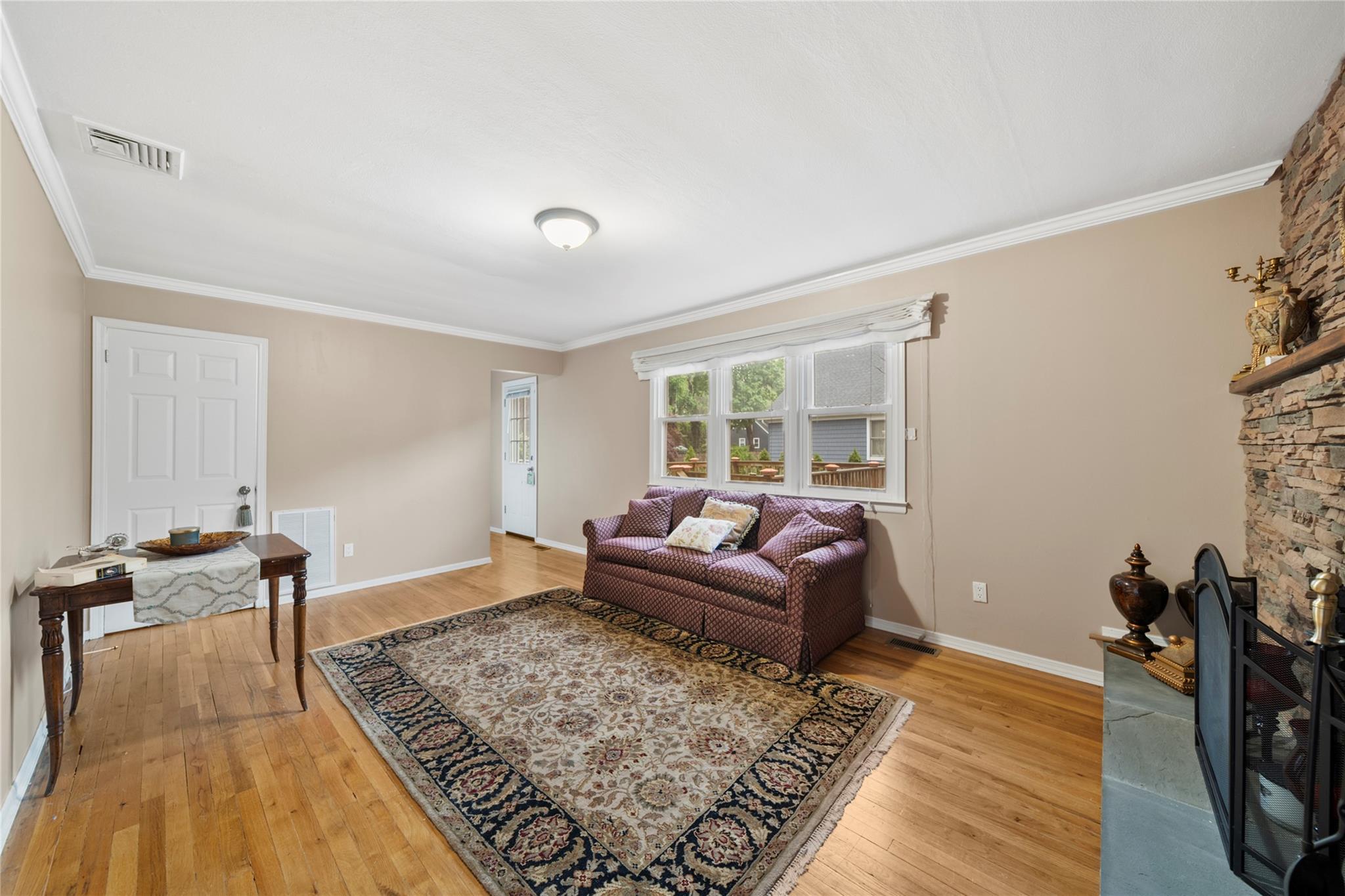 289 Maplewood Road, Huntington Station, New York image 11