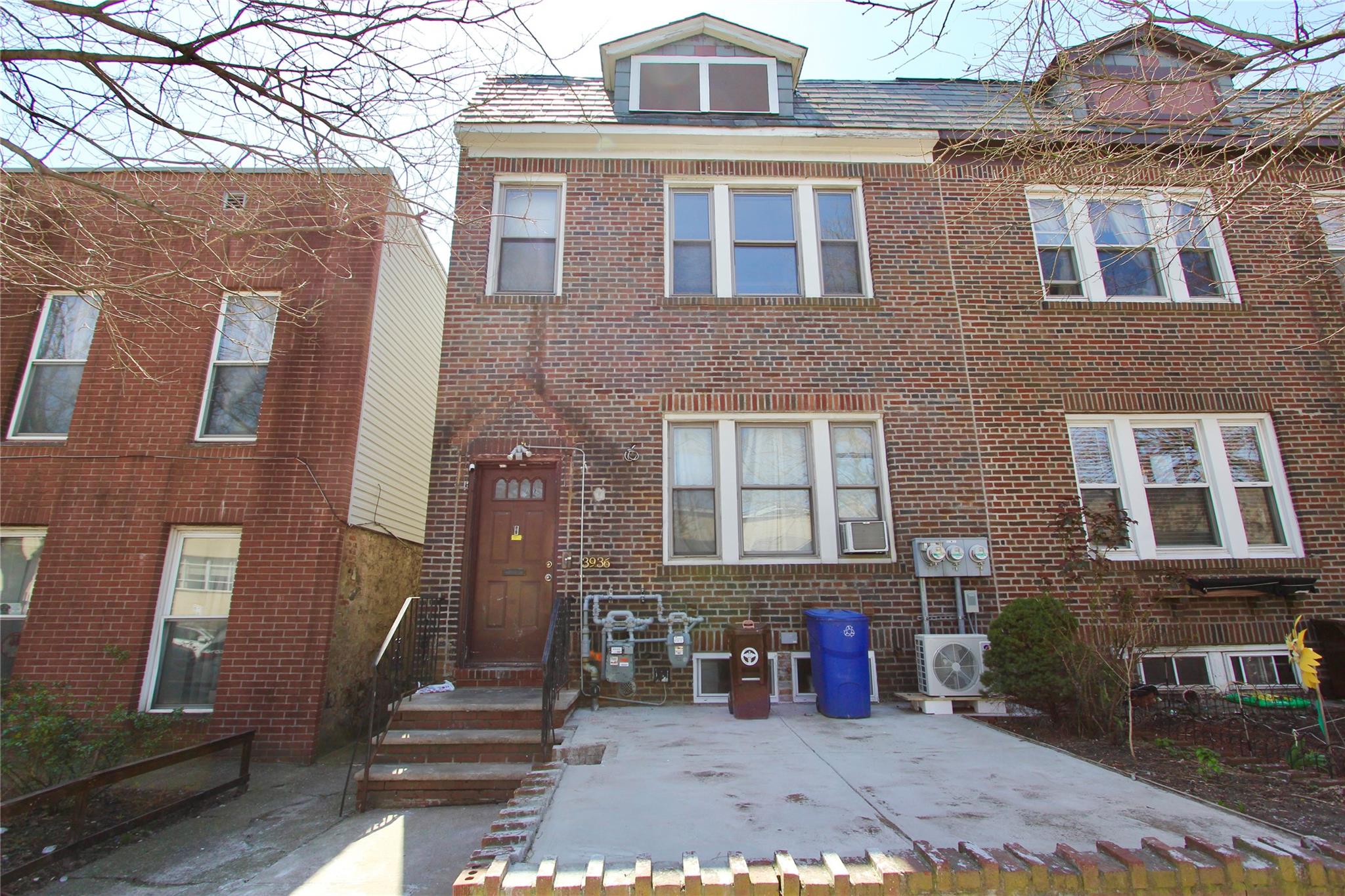 Rental Property at Skillman Avenue 1, Sunnyside, Queens, NY - Bedrooms: 2 
Bathrooms: 1 
Rooms: 4  - $3,600 MO.