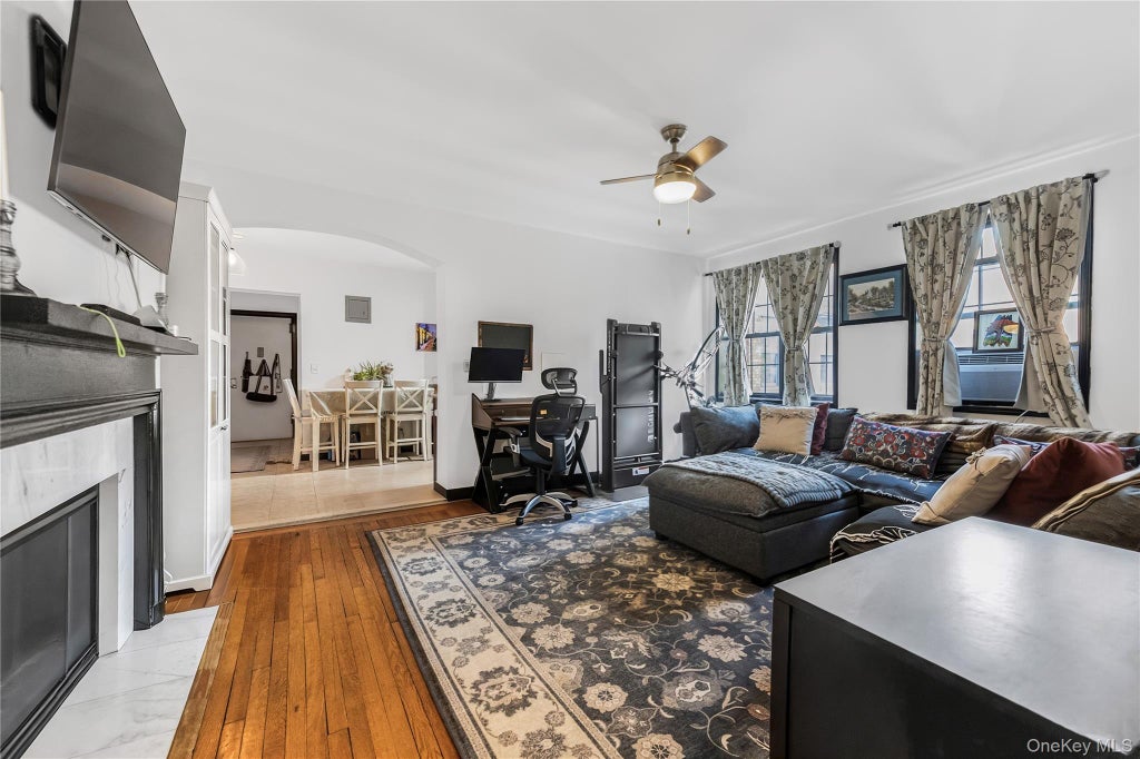 Photo of 808 Bronx River Road #6C, Bronxville, NY 10708 (MLS # 1046464)