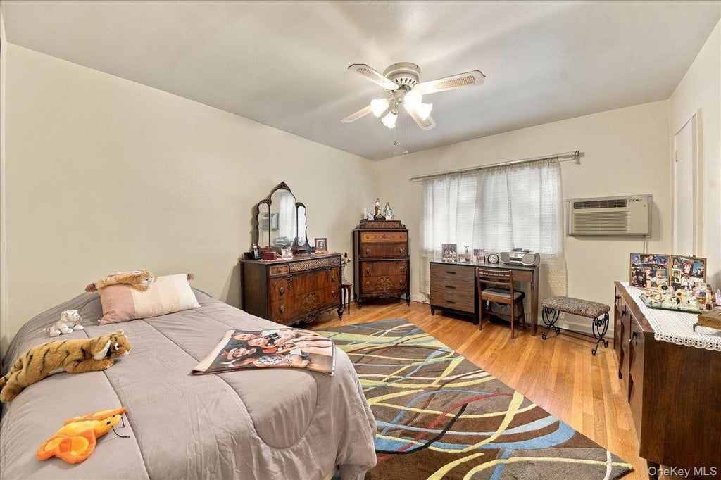 Photo of 1912 Hone Avenue, Bronx, NY 10461 (MLS # 1059068)