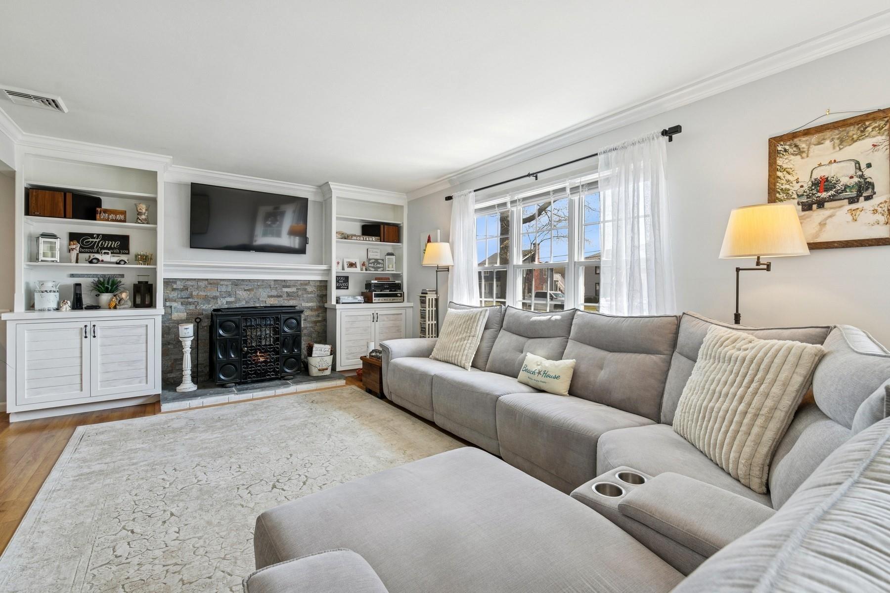 100 Hewitt Boulevard, Center Moriches, New York image 6