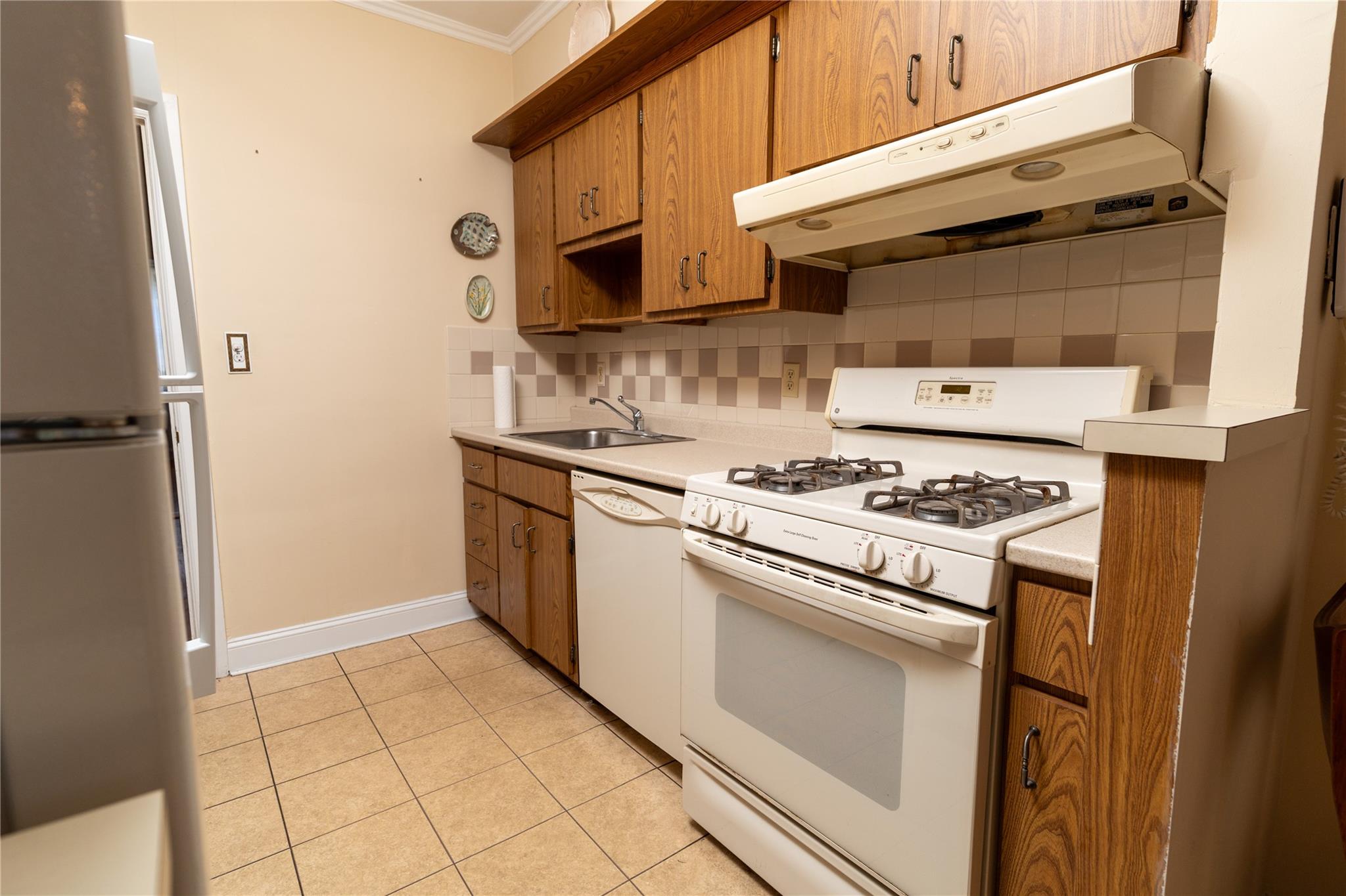 28-06 34th Avenue, Astoria, New York image 4